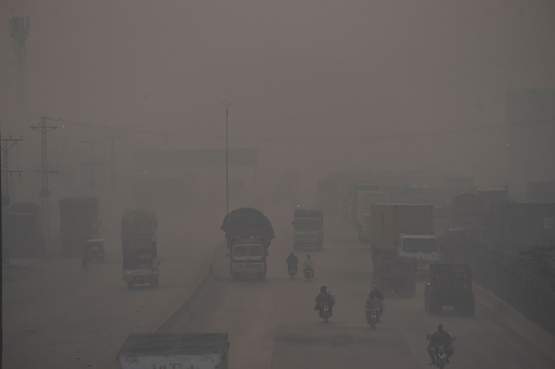 LAHORE: Vehicles make their way over a bridge amid heavy smog yesterday. – AFP n