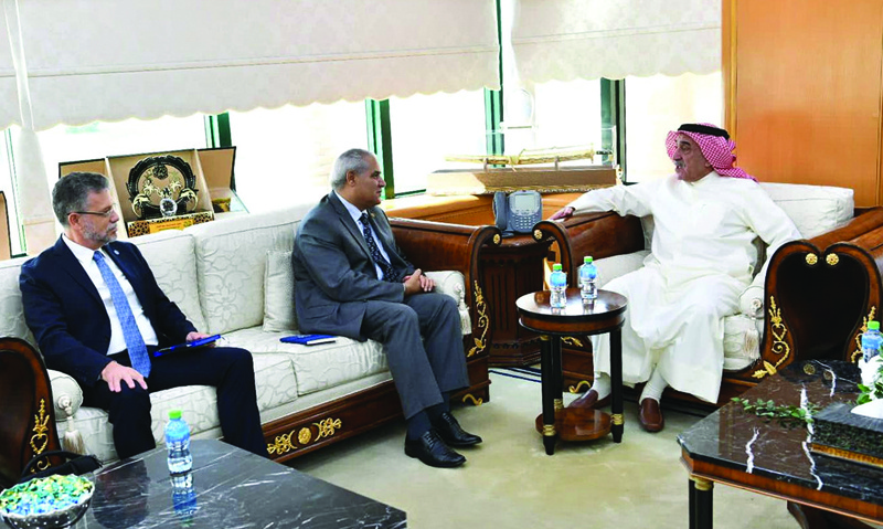 KUWAIT: Director General of the Public Authority of Agricultural Affairs and Fish Resources Sheikh Mohammad Al-Yousef Al-Sabah meets the FAO delegation, led by Dr Abdulhakeem Al-Waer. - KUNA