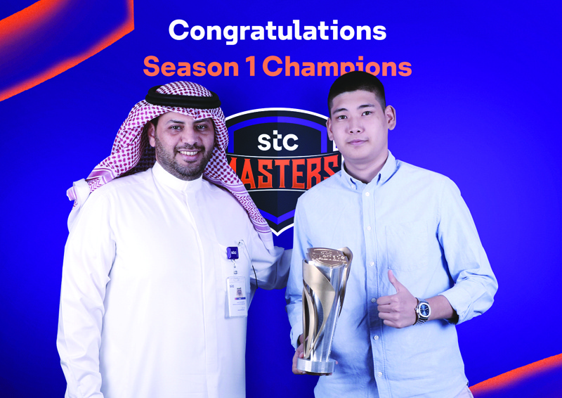 KUWAIT: Abdulaziz Daweesh, stc General Manager of Marketing (left), with one of the winners.n