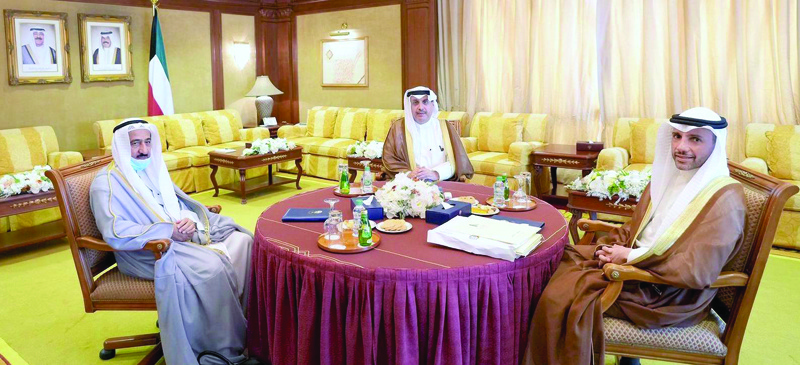 KUWAIT: Speaker of the National Assembly Marzouq Al-Ghanem, President of the Supreme Court Ahmad Al-Ajeel, and Acting Prime Minister and Minister of Defense Sheikh Hamad Jaber Al-Ali Al-Sabah meet at Seif Palace yesterday. - Amiri Diwan photon
