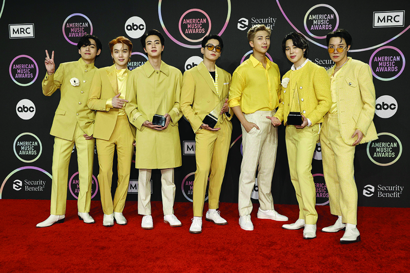 (From left to right) Jin, Suga, V, Jungkook, RM, Jimin, and J-Hope of BTS, winners of the Favorite Pop Song, Favorite Pop Duo or Group, and Artist of the Year awards, pose in the press room during the 2021 American Music Awards at Microsoft Theater in Los Angeles, California.—AFP photosnn