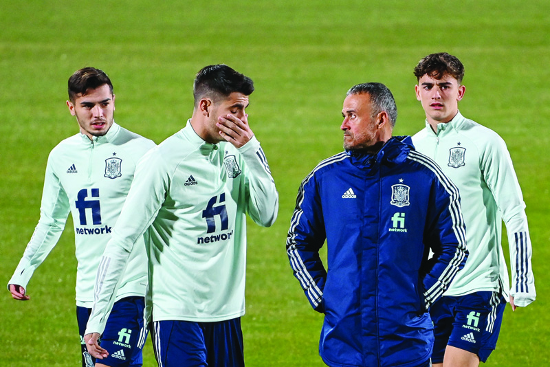 MADRID: Spain's coach Luis Enrique (second right) speaks with his players during a training session in Madrid on Monday, ahead of their FIFA World Cup Qatar 2022 qualifying football match against Greece. - AFPnn