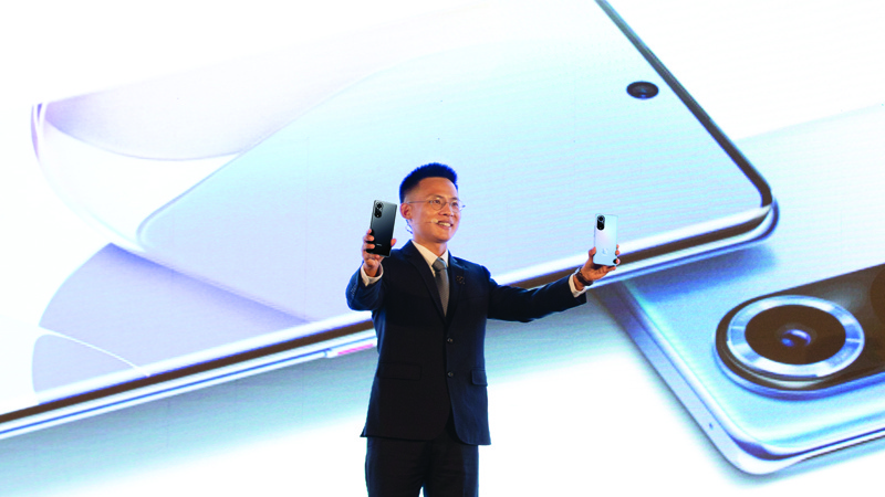 Pablo Ning with the Huawei nova 9nn