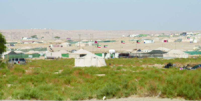 KUWAIT: Tents scattered at a camp in Khuwaisat, northwest of Kuwait Bay, on the weekend. - Photo by Fouad Al-Shaikhn