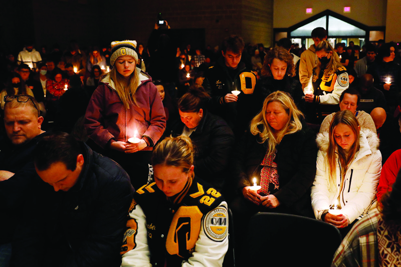 LAKE ORION, United States: Students stand holding candles during a vigil after a shooting at Oxford High School at Lake Pointe Community Church in Lake Orion, Michigan. - AFPnn