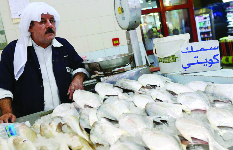 KUWAIT: A vendor displays Zubaidi (silver pomfret) at the main fish market in Kuwait City. Kuwait's consumer price inflation edged down slightly to 3.2 percent y/y in July versus June. - AFPn