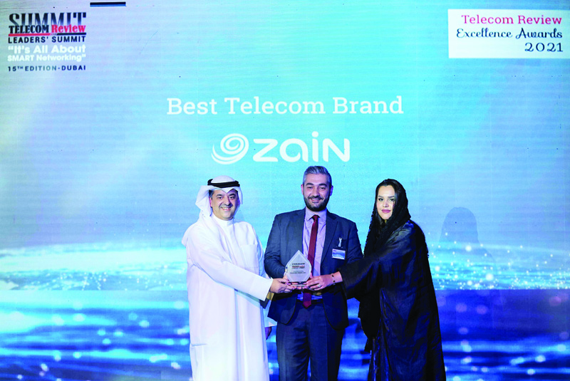 Waleed Al-Khashti and Eman Al-Saidi from Zain KSA receive the Best Brand Award.