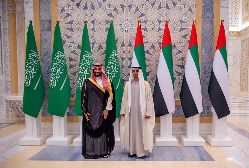 ABU DHABI: Abu Dhabi's Crown Prince Mohammed bin Zayed Al-Nahyan and Saudi Arabia's Crown Prince Mohammed bin Salman pose for a picture during an official welcome ceremony on Tuesday. - AFP n