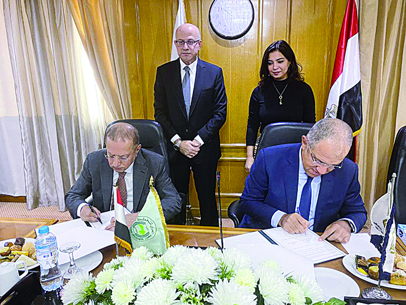 CAIRO: Arab Planning Institute's Director General Badr Malallah and Chairman of the Federation of Egyptian Industries Mohammad Al-Swaidi sign the agreement in Cairo, Egypt. - KUNAn