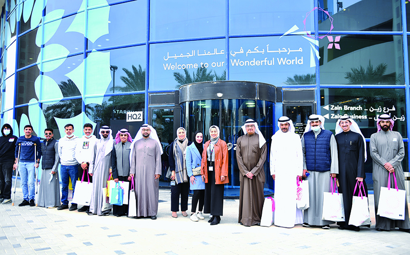 KUWAIT: Zain officials with the students at the company’s main headquarters in Shuwaikh.