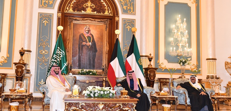 KUWAIT: His Highness the Amir Sheikh Nawaf Al-Ahmad Al-Jaber Al-Sabah meets Saudi Crown Prince Mohammad bin Salman Al-Saud, in the presence of His Highness the Crown Prince of Kuwait Sheikh Mishal Al-Ahmad Al-Jaber Al-Sabah. - Amiri Diwan photon