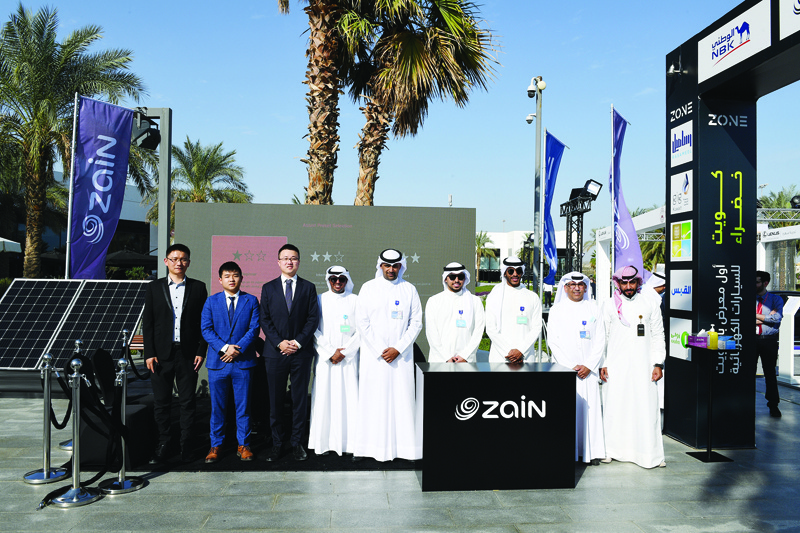 KUWAIT: Zain and Huawei officials during the event.nn