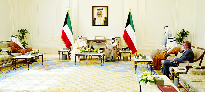 KUWAIT: His Highness the Crown Prince Sheikh Mishal Al-Ahmad Al-Jaber Al-Sabah meets Ambassador of Qatar to Kuwait Ali bin Abdullah Al-Mahmoud. - KUNA photosn