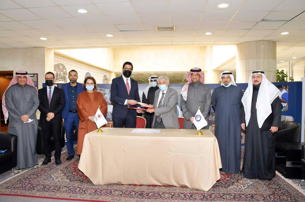KUWAIT: Officials attend the signing ceremony of an agreement between Kuwait Red Crescent Society and the International Committee of the Red Cross. - KUNA 