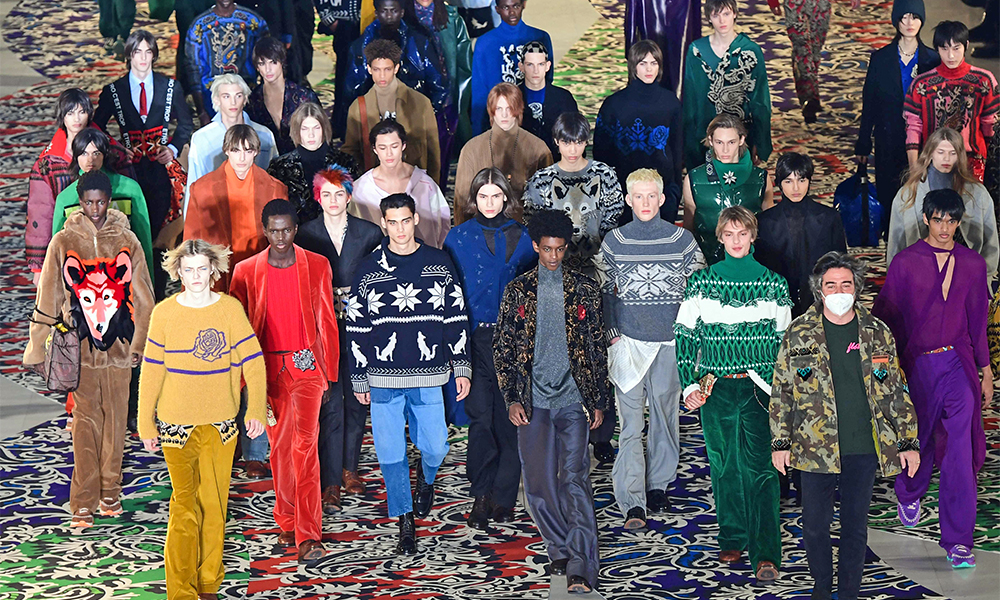 Italian fashion designer Kean Etro (Front right) acknowledges applause with his models at the end of the presentation of Etro’s Men’s Fall/Winter 2022/2023 fashion collection yesterday. —AFP photos