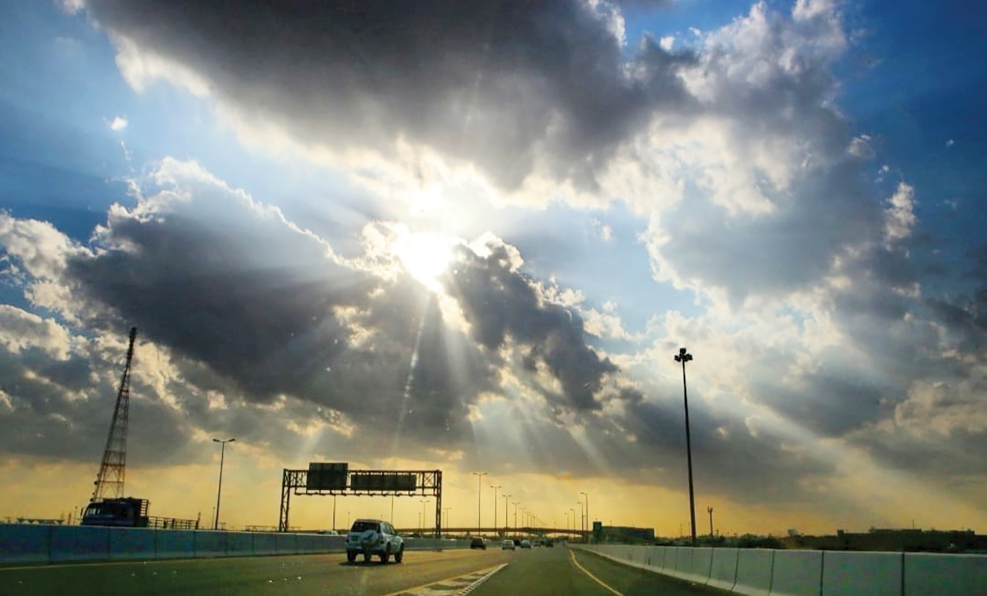 KUWAIT: The sun sets behind the clouds in Kuwait on Monday. — Photo by Yasser Al-Zayyat