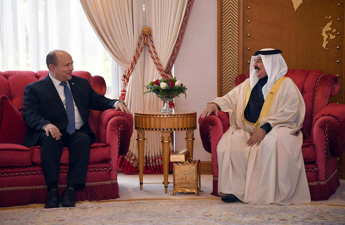 MANAMA: Bahrain's King Hamad bin Isa Al-Khalifa meets Prime Minister of the Zionist entity Naftali Bennett yesterday. – AFP
