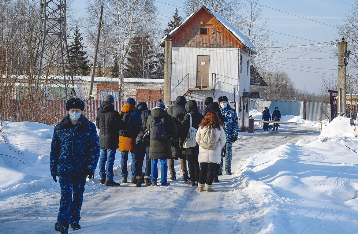 POKROV, VLADIMIR OBLAST, Russia: Journalists wait in front of the entrance to the penal colony N2, where Kremlin critic Alexei Navalny has been transferred to serve a two-and-a-half year prison term for violating parole, in the town of Pokrov. - AFP