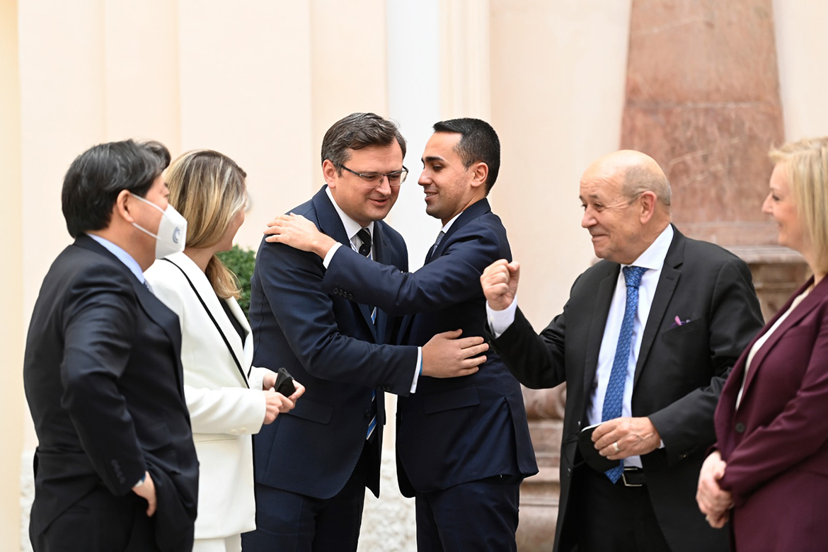 MUNICH: Ukrainian Foreign Minister Dmytro Kuleba (third left) and Italian Foreign Minister Luigi Di Maio (third right) hug as French Foreign Minister Jean-Yves Le Drian (second right) reacts and British Foreign Secretary Liz Truss (first right), Japanese Foreign Minister Yoshimasa Hayashi (first left) and Canadian Foreign Minister Melanie Joly (second left) stand as they meet with the Foreign Ministers of the G7 Nations on the sidelines of the Munich Security Conference (MSC) in Munich, southern Germany, yesterday. - AFP