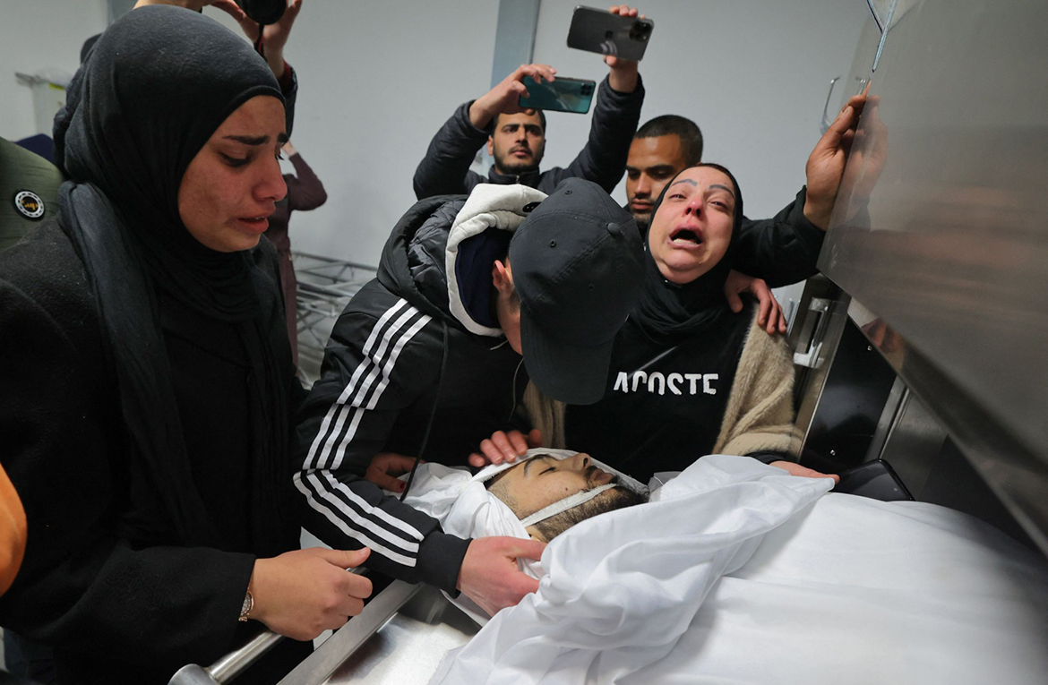 RAMALLAH: Family members mourn in a morgue yesterday by the body of Nehad Bargouthi, who was shot by Zionist troops in Nabi Saleh yesterday. – AFP
