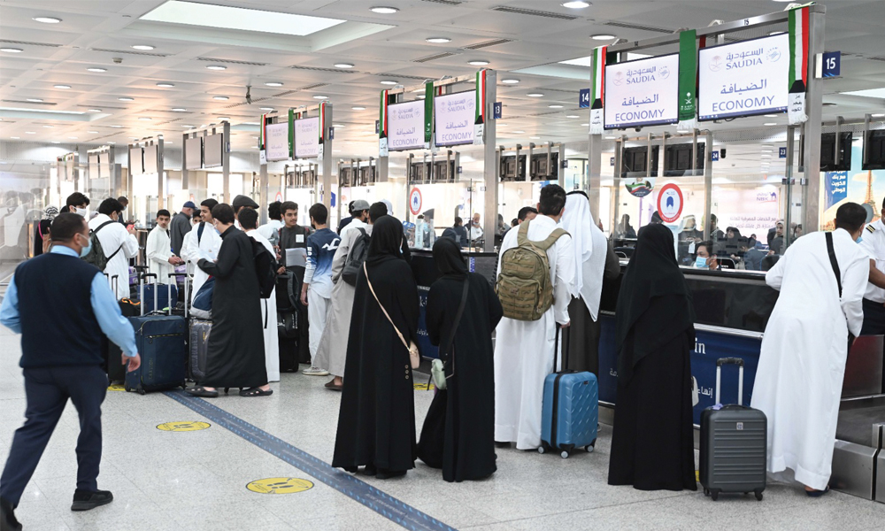 KUWAIT: A crowd of passengers line up at the counter at Kuwait International Airport yesterday. — Photo by Yasser Al-Zayyat