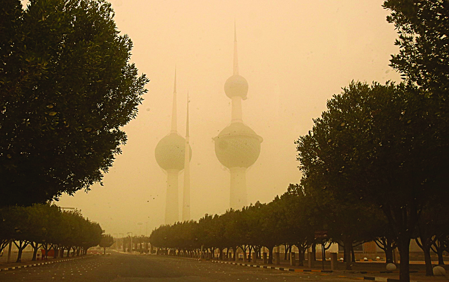 KUWAIT: A heavy sandstorm hit Kuwait on Friday, which drastically reduced down visibility in most areas around the country. - Photo by Yasser Al-Zayyatn