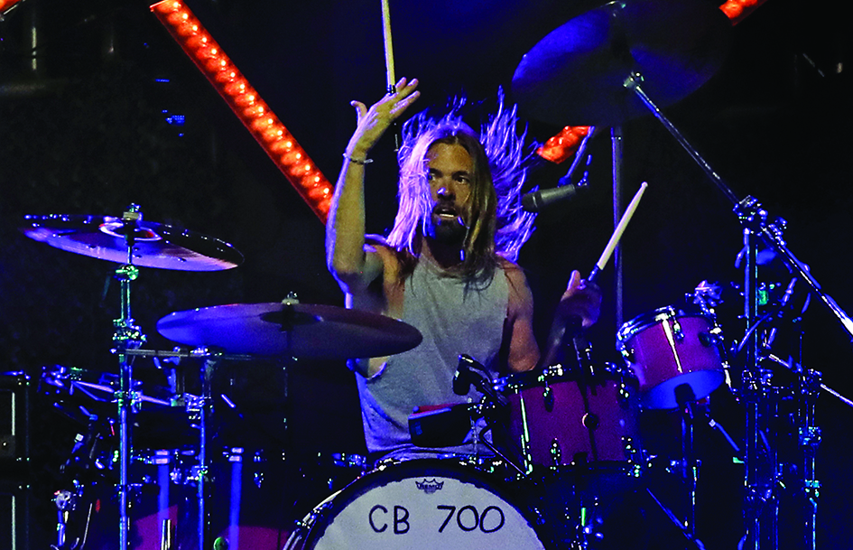 Picture taken on March 18, 2022 of Foo Fighters’ drummer Taylor Hawkins on stage at the Lollapalooza 2022 music festival in Santiago.—AFP