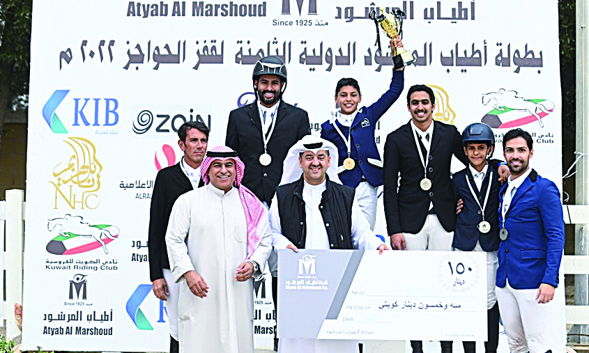 Al Khashti awarding the winners nnn