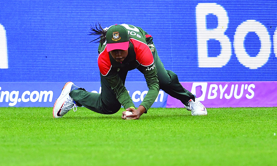 DUNEDIN: Bangladesh’s Sobhana Mostary fields at the boundary line during the Round 2 Women’s Cricket World Cup match between New Zealand and Bangladesh at University Oval in Dunedin yesterday.- AFPn
