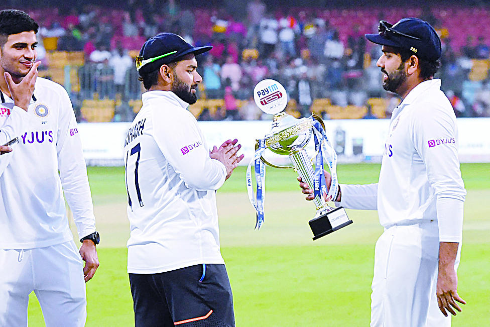 BANGALORE: India's captain Rohit Sharma (right) holds the trophy as his teammates Rishabh Pant (center) and Shubman Gill watch after winning the series at the end of the second Test cricket match between India and Sri Lanka yesterday. - AFPn