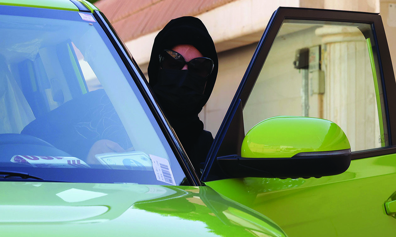 RIYADH: Saudi taxi driver Fahda Fahd gets into her car on Feb 8, 2022. - AFP n