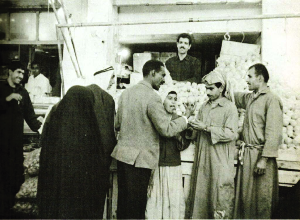 KUWAIT: A picture from old Kuwait showing people gathering at a market to watch an argument between a buyer and a seller over oranges. (Source: 'Kuwait Miracle on the Desert' by David Cooke, New York, 1970. Prepared by: Mahmoud Zakaria Abu Alella, researcher in heritage, Ministry of Information)