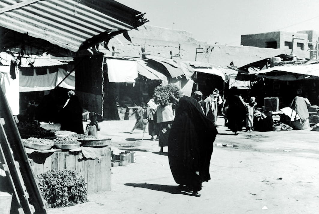 KUWAIT: A scene from an old market full of activity. (Source: Photo album of the KOC in 1970s. Prepared by Mahmoud Zakaria Abu Alella, heritage researcher at the Ministry of Information)