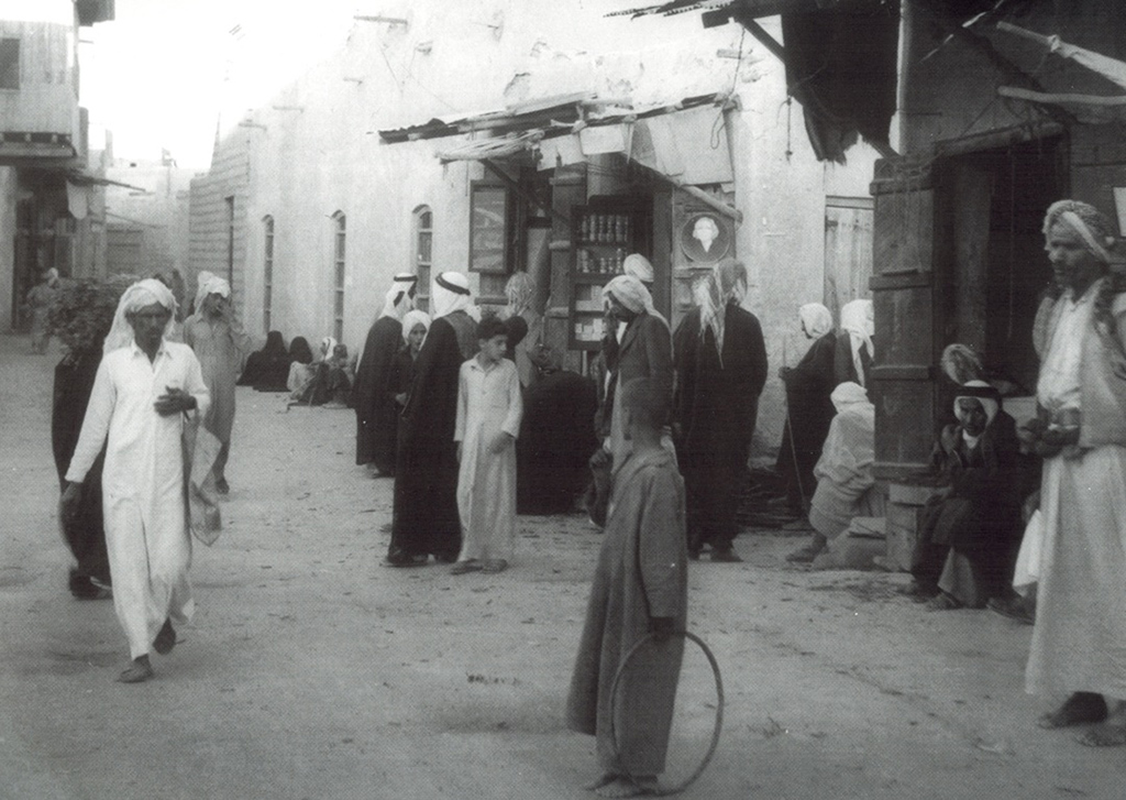 KUWAIT: A picture showing a traditional old market in Kuwait. (Source: A total commemorative printed images to the Ministry of Information in the 1960s and 1970s. Prepared by Mahmoud Zakaria Abu Alella, heritage researcher at the Ministry of Information)