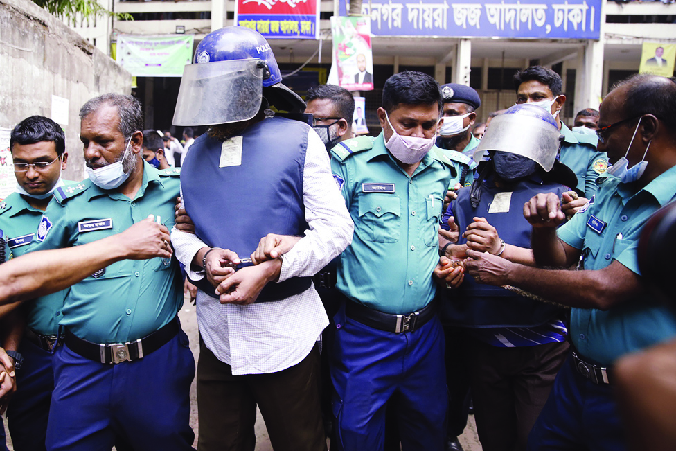 DHAKA: Police escort two Islamist extremists after a court sentenced them to death over the brutal murder of Dhaka University professor and award-winning author Humayun Azad, in Dhaka on April 13, 2022.—AFP