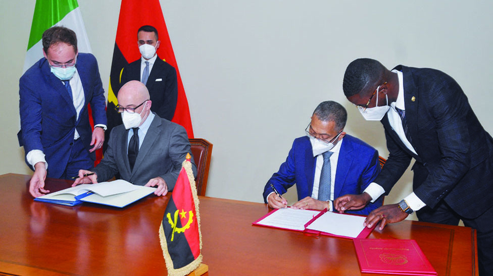 LUANDA: Italian Minister of Foreign Affairs and International Cooperation Luigi di Maio (left, behind) looks on as Minister of Ecological Transition Roberto Cingolani (3rd left) and Angola Minister of Mineral Resources and Petroleum Diamantino Pedro Azevedo (2nd right) a declaration of intent on a 'new' gas venture in Luanda on April 20, 2022. - AFP