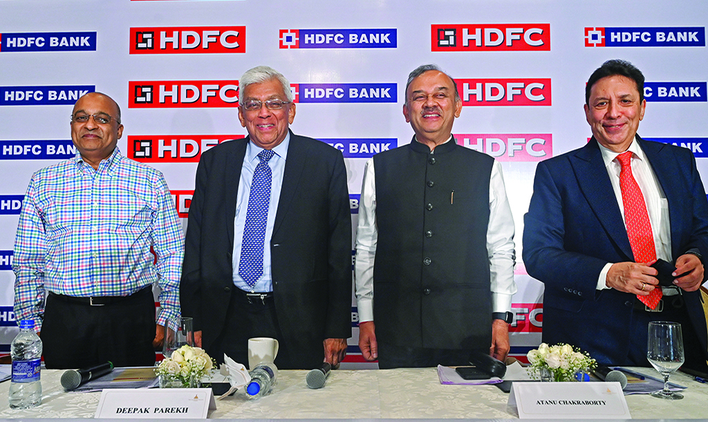 MUMBAI: (Left-right) Housing Development Finance Corporation (HDFC) MD and CEO Sasidharan Jagdishan, HDFC chairman Deepak Parekh, HDFC Bank chairman Atanu Chakraborty and HDFC vice chairman and CEO, Keki Mistry pose for pictures during a media briefing in Mumbai on April 4, 2022. - AFP