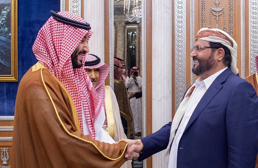 RIYADH:  Saudi Crown Prince Mohammed bin Salman (left) shakes hands with Sultan Al-Arada, a member of Yemen's new leadership council, in Riyadh. - AFP