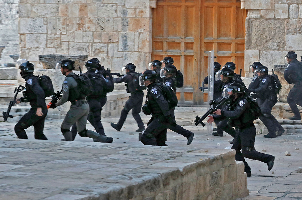 JERUSALEM: Zionist security forces deploy inside Jerusalem’s Al-Aqsa Mosque complex following clashes which broke out with Palestinian protesters. - AFP
