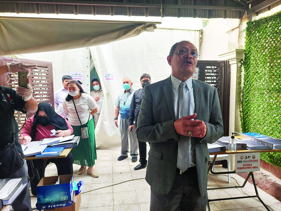 KUWAIT: Philippines Ambassador Mohammad Noordin Pendosina Lomondot speaks to voters. – Photos by Ben Garcia