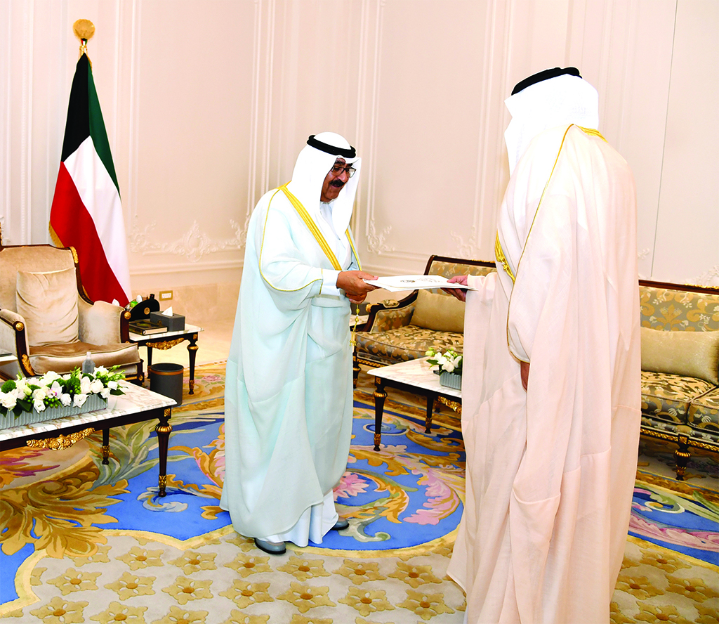 KUWAIT: His Highness the Crown Prince Sheikh Mishal Al-Ahmad Al-Jaber Al-Sabah receives the Cabinet's resignation from His Highness the Prime Minister Sheikh Sabah Al-Khaled Al-Hamad Al-Sabah. - KUNA