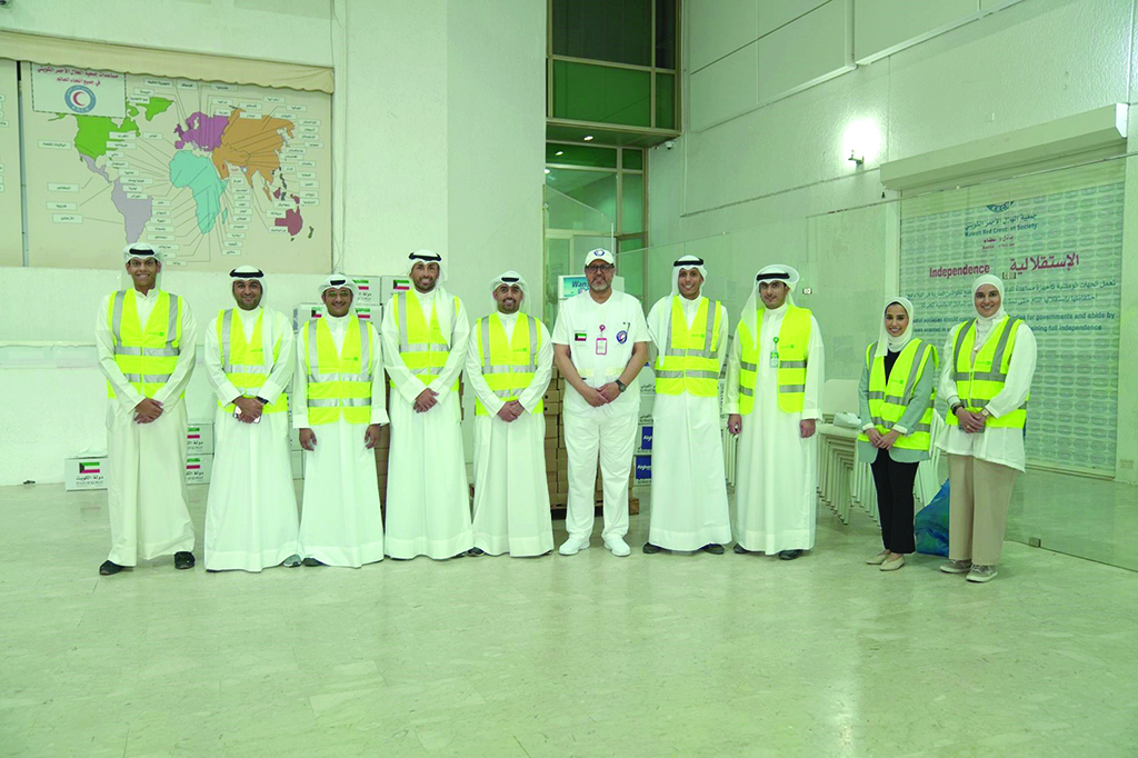 KUWAIT: KFH voluntary team and Kuwait Red Crescent Society officials.