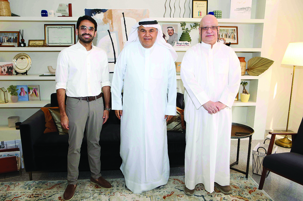 KUWAIT: Hussein Abdulrahman (center) with Kuwait Times Deputy Editor-in-Chief Abdullah Boftain (left) and Kuwait Times Managing Editor Mustafa Qamhiya. – Photos by Yasser Al-Zayyat