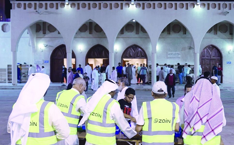 KUWAIT: Zain's team offers hospitality services to worshipers. 