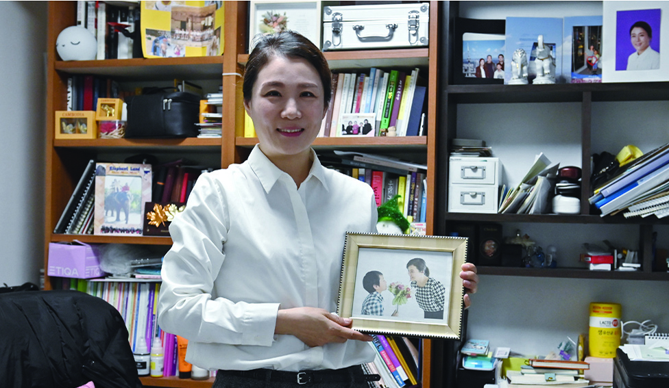 BUCHEON, South Korea: File photo shows South Korean single mother and activist Kim Do-kyung posing with a photo of her son after an interview with AFP at her home in Bucheon. - AFP