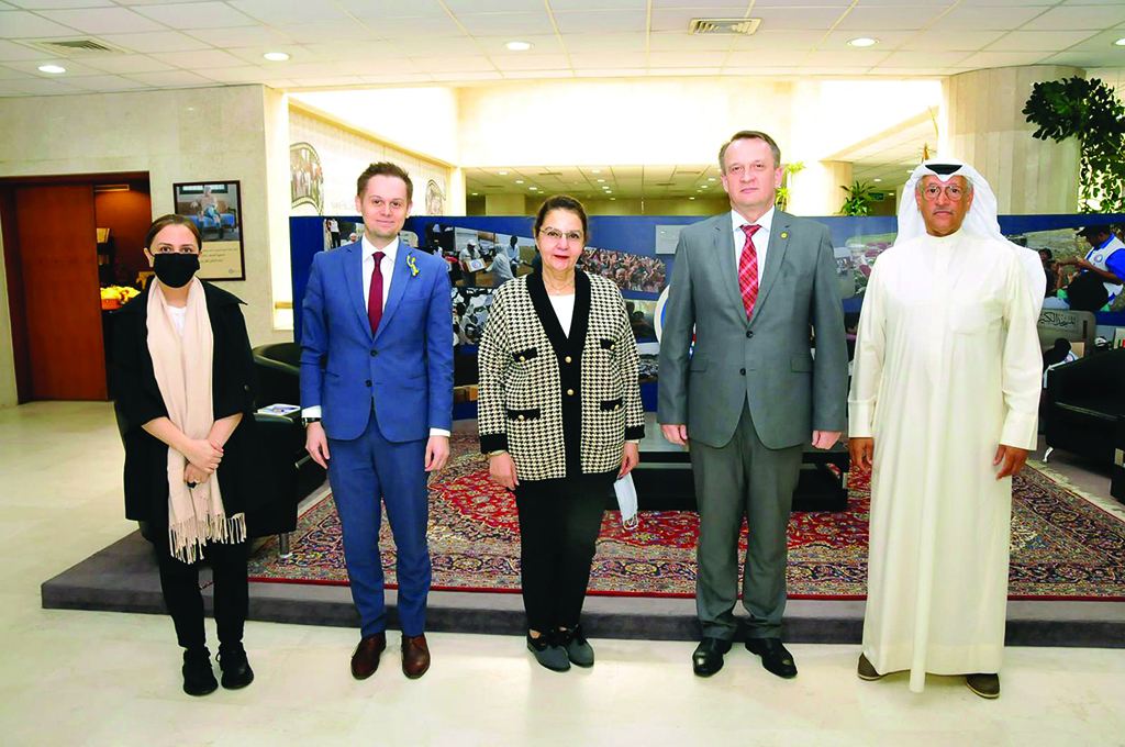 KUWAIT: Polish Ambassador to Kuwait Pawel Lechowicz meets with deputy chief of Kuwait Red Crescent Society (KRCS) board of directors, Anwar Al-Hasawi and team. - KUNA