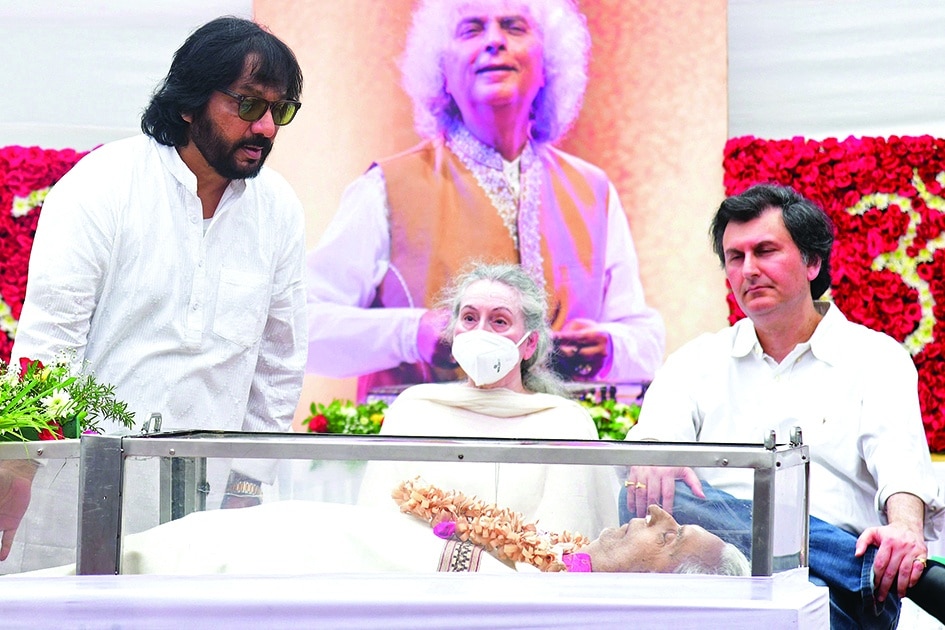 India’s music director Roopkumar Rathod (left) pays respect during the funeral ceremony of legendary Indian composer and santoor player Shivkumar Sharma, in Mumbai.—AFP photos