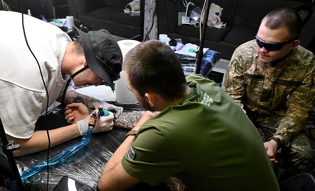Ukrainian servicemen get tattoos during the “Art Weapon” festival in Kyiv.—AFP photos 