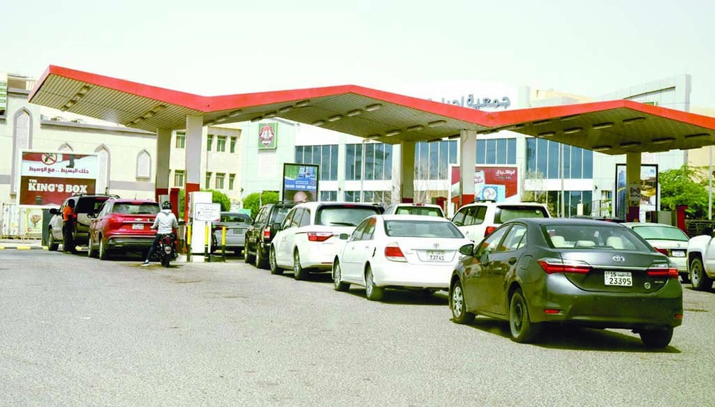 KUWAIT: Vehicles lined up at a gas station in Jahra on May 29, 2022. - Photo by Fouad Al-Shaikh