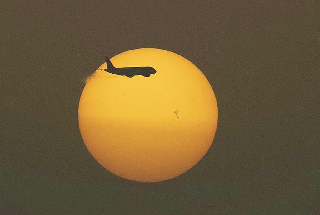 KUWAIT: This picture taken on May 21, 2022, from Kuwait City shows a view of the sun and the sunspot region AR3014, one of the largest in years, stretching more than 125,000 Km from end to end, more than 10 times the Earth's diameter. - Photo by Mohammad Al-Hajeri